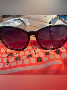 Fossil Semi Cat-Eye Sunglasses with Black & Silver Frame. 100% UV Protection